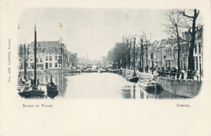 2055 Gezicht op de Stadsbuitengracht te Utrecht met rechts de Bemuurde Weerd O.Z., in het midden de Weerdsluis en ...
